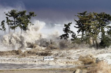 Фотография волн цунами в Минамисоме, Япония