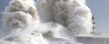 Волна высотой 23 метра поставила рекорд в Великобритании
