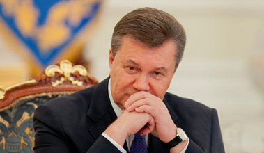 Рядом с Януковичем нельзя находиться с мобильным телефоном или сумкой